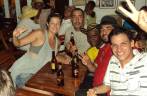 Com nossos amigos colombianos no bar Esquina Sandiegana, na cidade murada de Cartagena, na Colômbia (foto de Christian Mendoza)